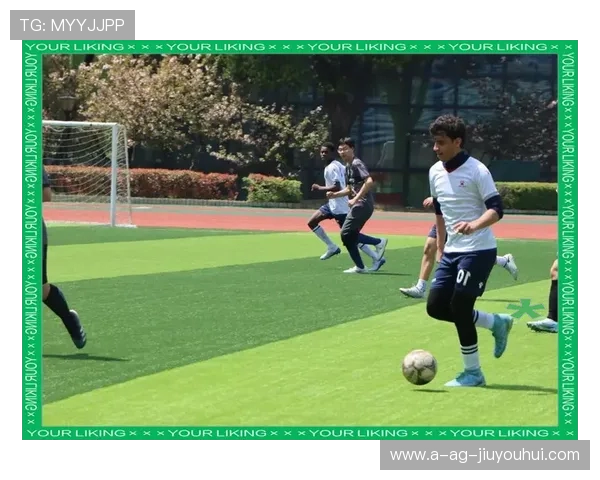 校园阳光下学生坚持足球训练展现青春拼搏力量与团队精神风采魅力 校园阳光下学生坚持足球训练展现青春拼搏力量与团队精神风采魅力